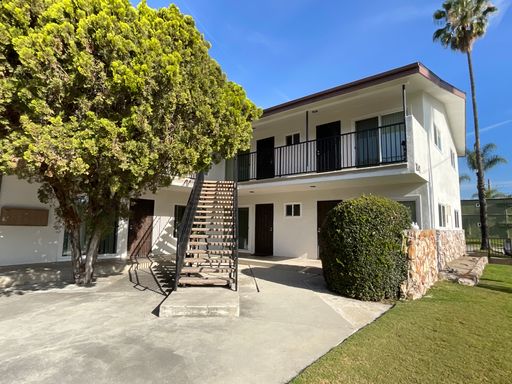 $500 OFF FIRST MONTH'S RENT! Upper: 2 Bedroom 1 Bath – photo 1