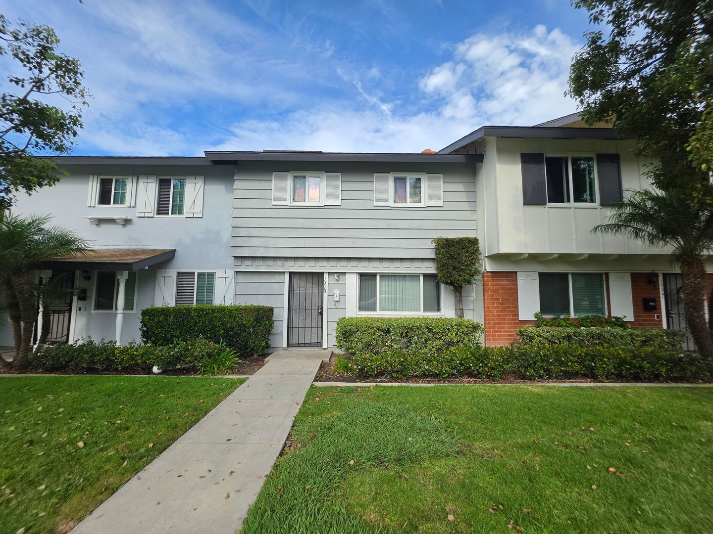 HUNTINGTON BEACH House: 19905 DERBYSHIRE LANE