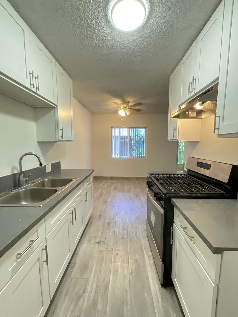 Anaheim Apartment: 126 E Wilken Way