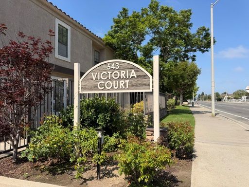 Victoria Court: 3 Bedroom 2.5 Bath Attached Townhouse – photo 1