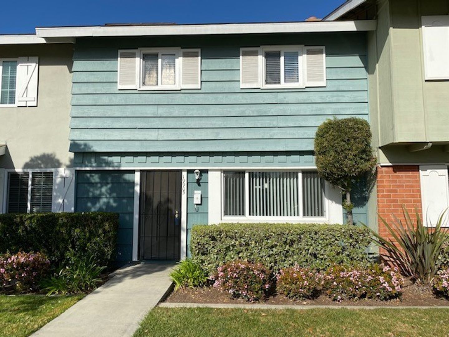HUNTINGTON BEACH House: 19905 DERBYSHIRE LANE