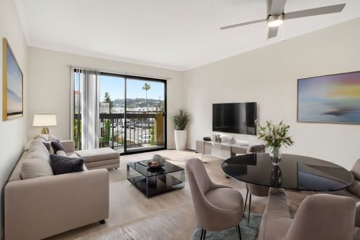 1 BED 1 BATH W/ PARKING IN PRIME HOLLYWOOD LOCATION – photo 1