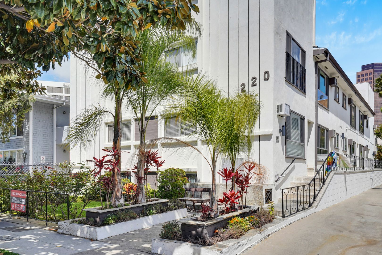 Beverly Hills Apartment: 220 S Gale Dr