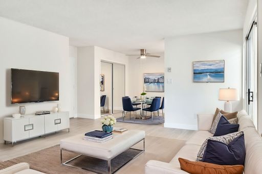 SPACIOUS 2 BEDROOM / 2 BATHROOM IN PRIME BEVERLYWOOD LOCATION – photo 1