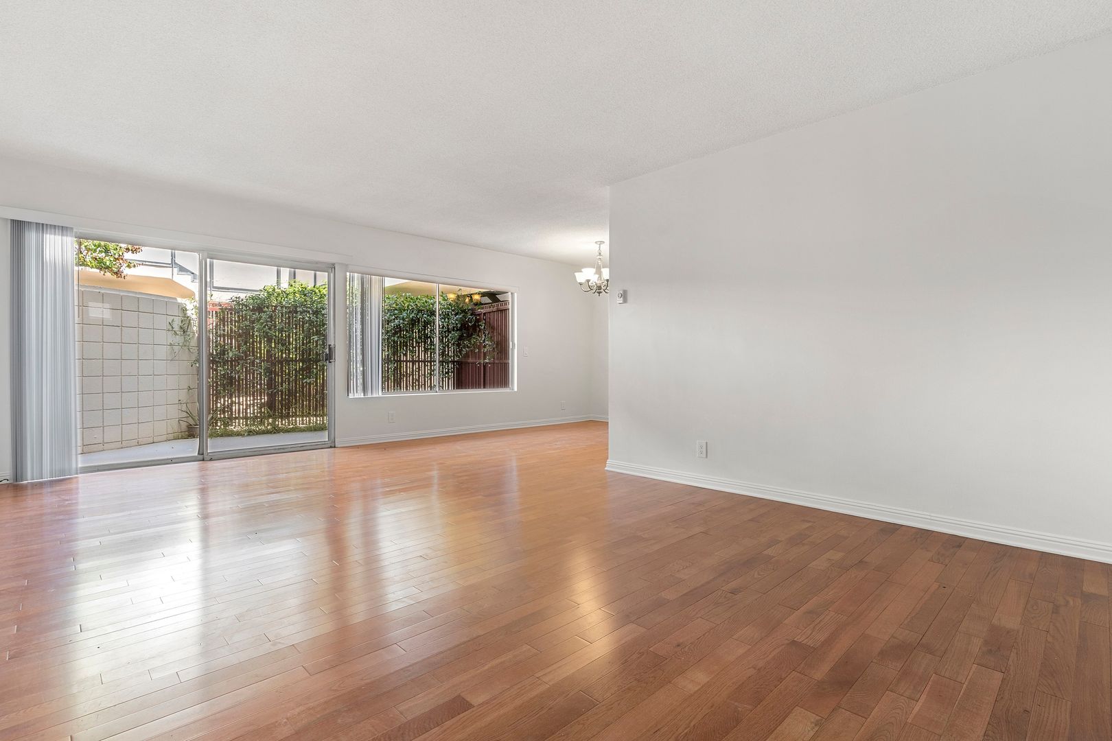Santa Monica Apartment: 1060 20th St