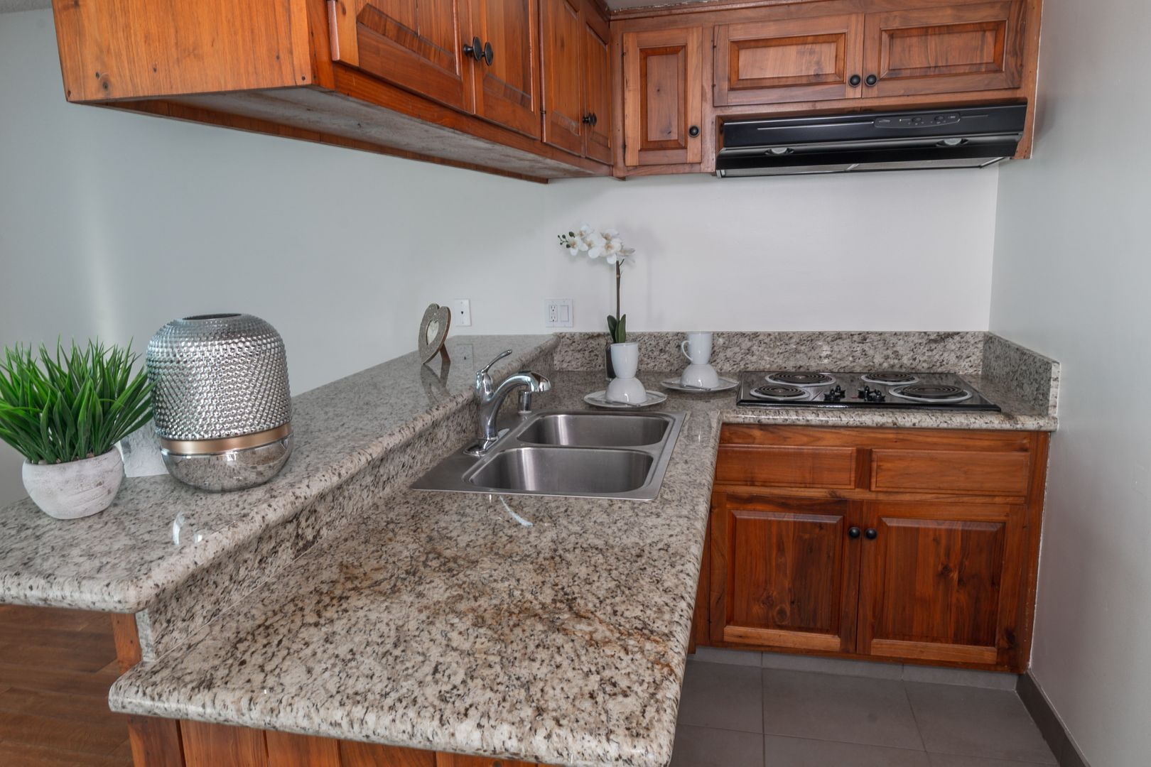 Santa Monica Apartment: 1060 20th St