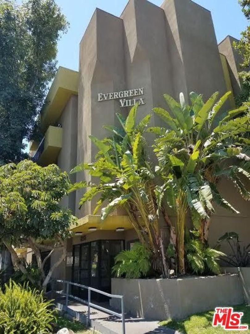 Los Angeles Apartment: 1255 N Orange Dr