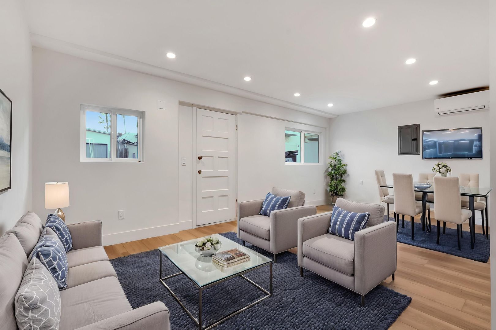 Santa Monica Apartment: 1060 20th St.