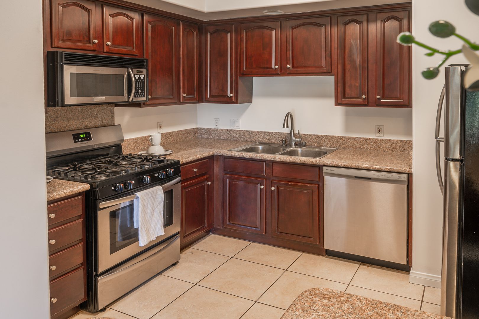 Los Angeles Apartment: 1731 Corinth Ave