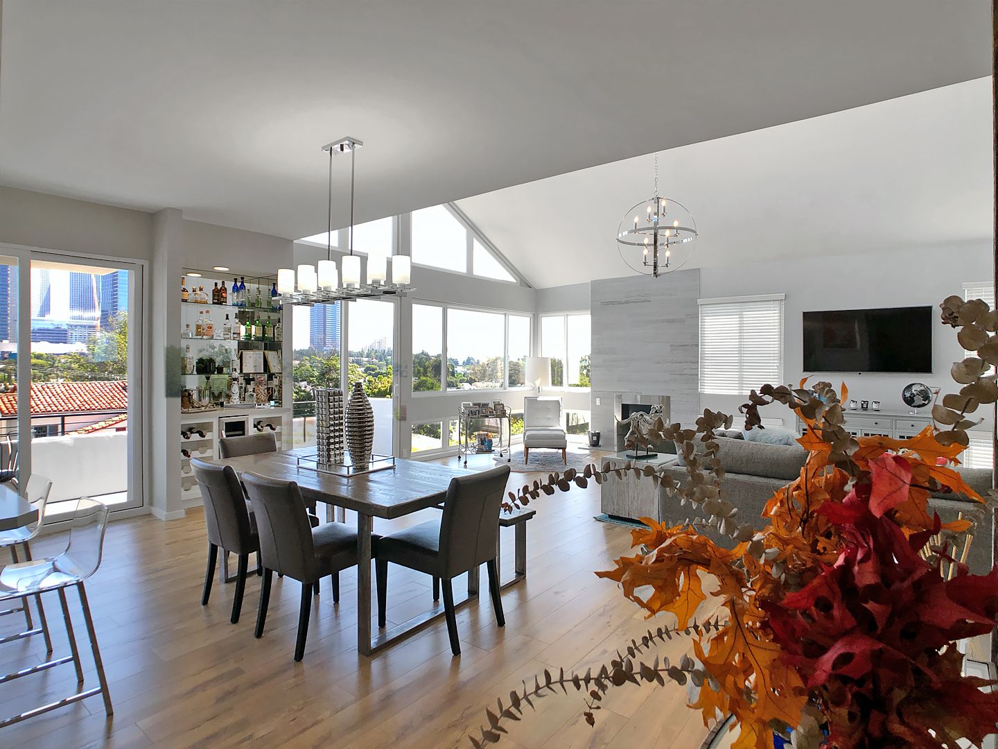 Los Angeles Apartment: 1835 Holmby Ave