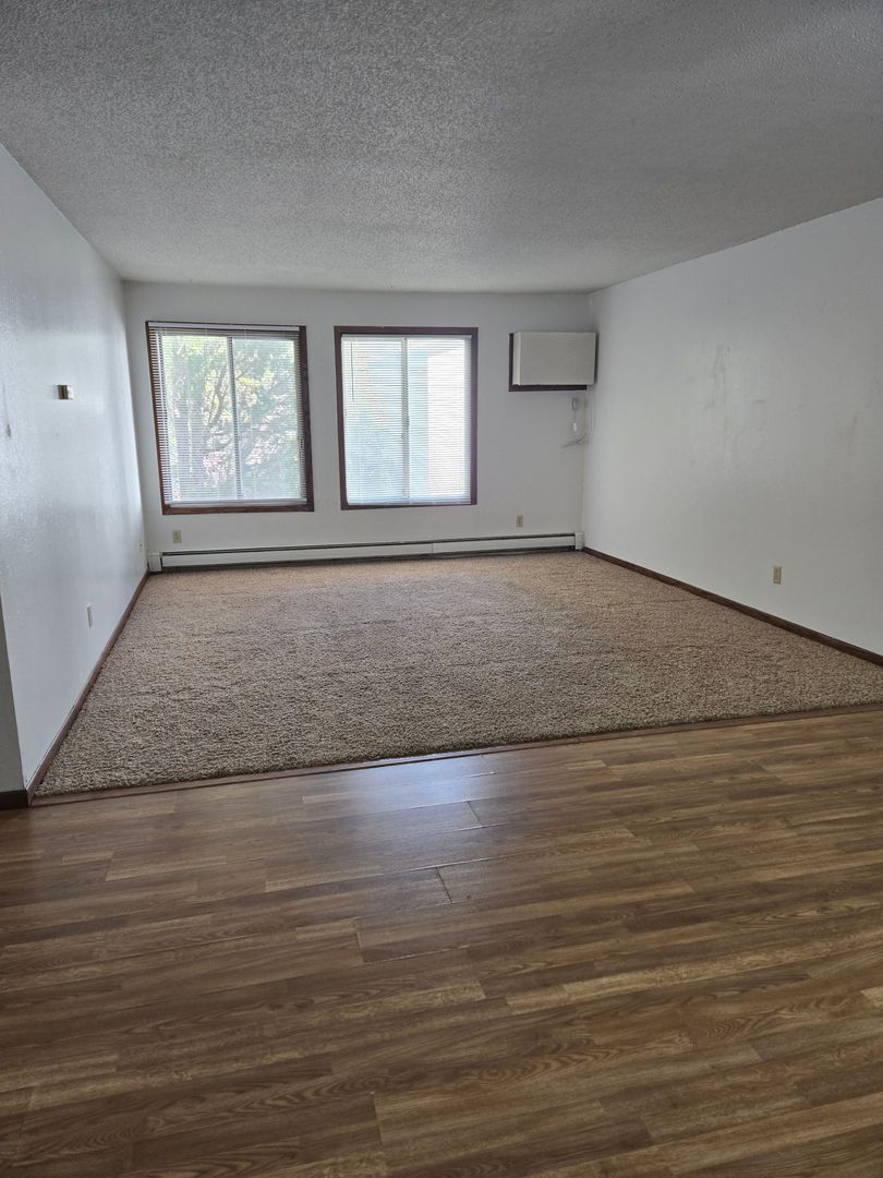 Washburn Apartment: 1200 Meadowbrook Dr