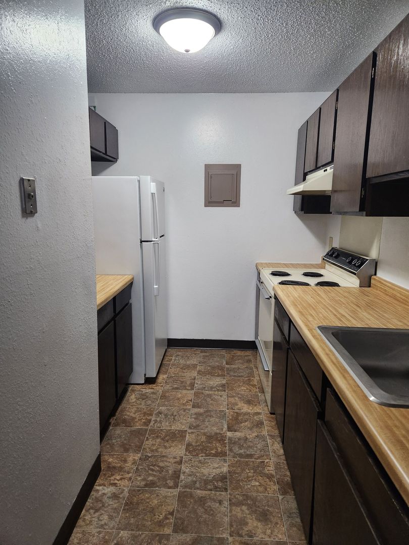 Washburn Apartment: 1200 Meadowbrook Dr