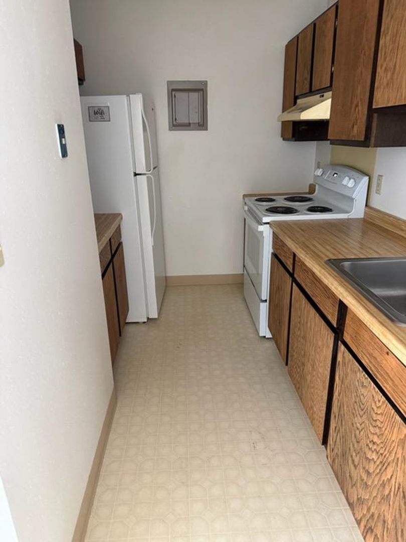 Washburn Apartment: 1200 Meadowbrook Dr