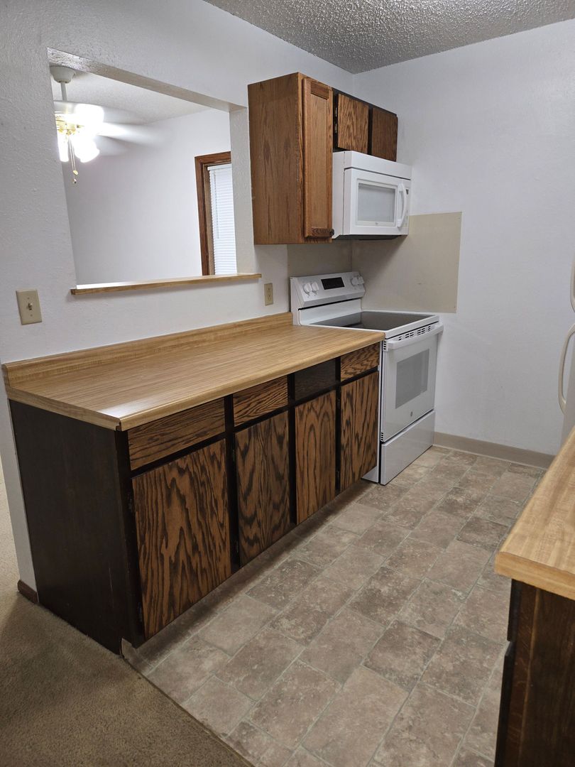 Washburn Apartment: 1200 Meadowbrook Dr