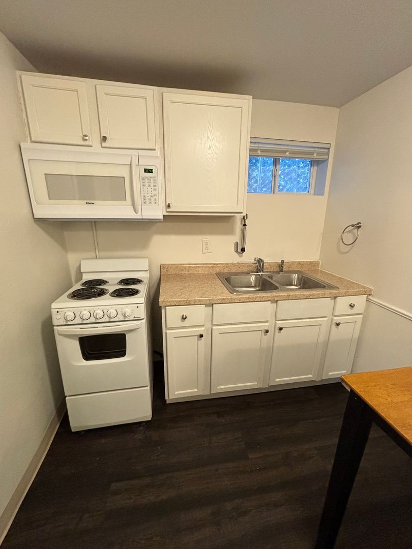 Fargo Apartment: 611 9th Ave N