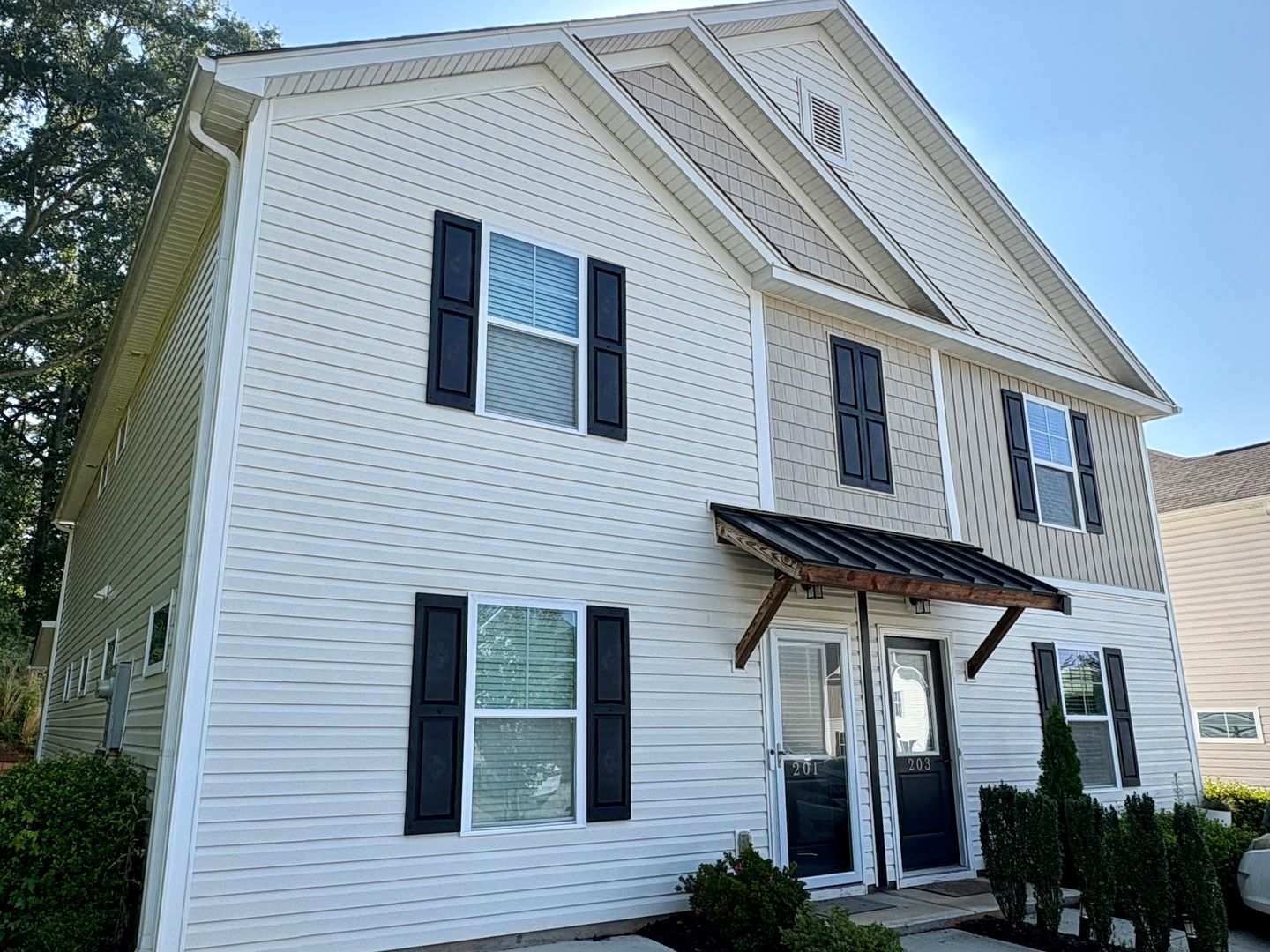 Pendleton House: 201 Royal Way