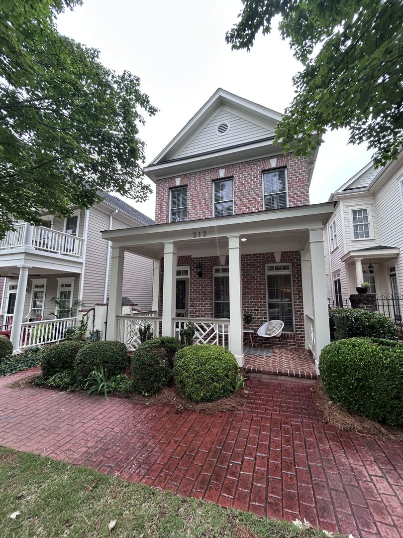 Clemson House: 212 Village Walk Lane