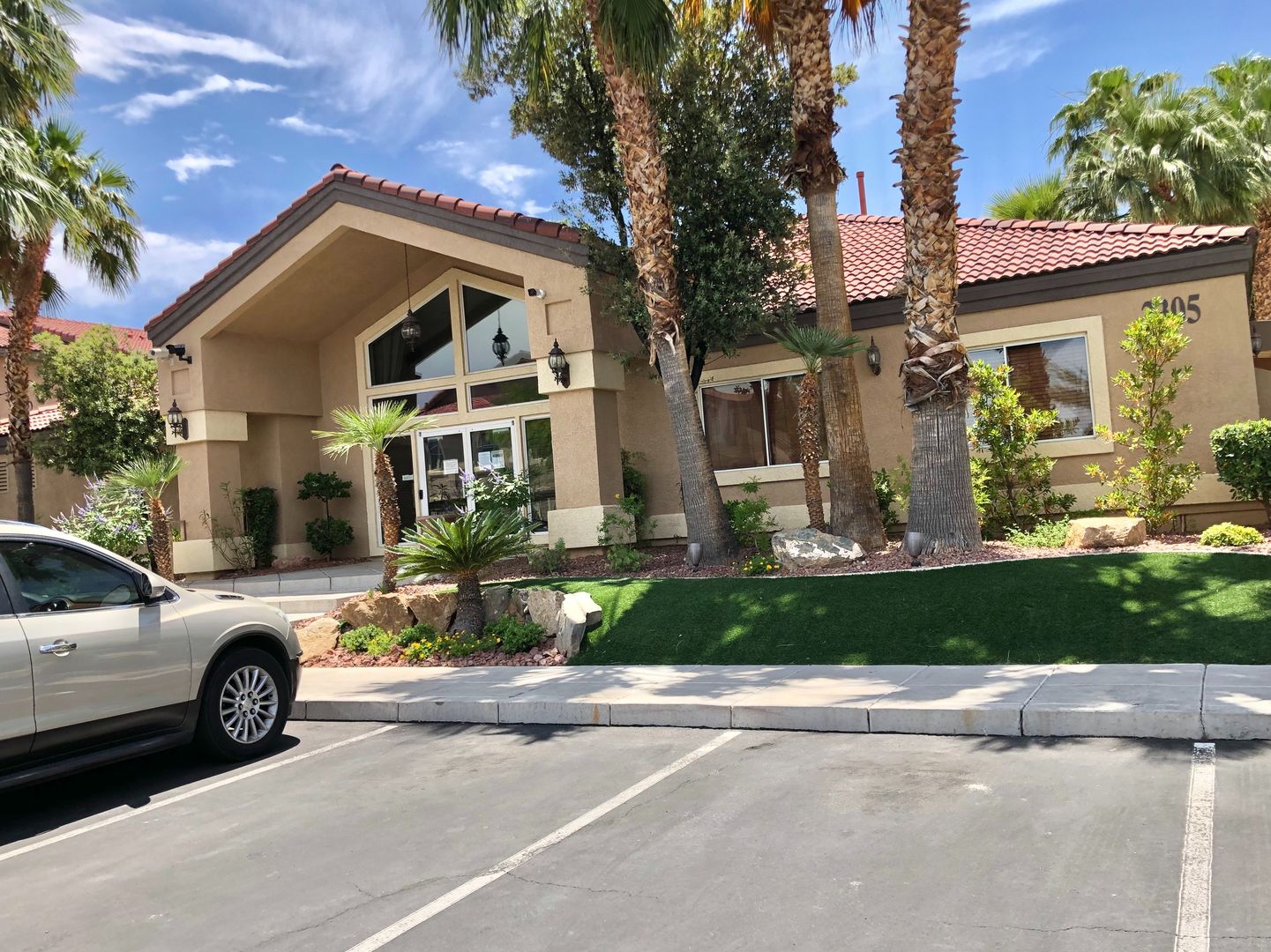 Henderson House: 2305 W. Horizon Ridge #2324