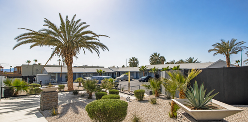Gorgeous Studio with Private Backyard in the Heart of Downtown Las Vegas! Move In Special $500 Off Move in Fees! – photo 1