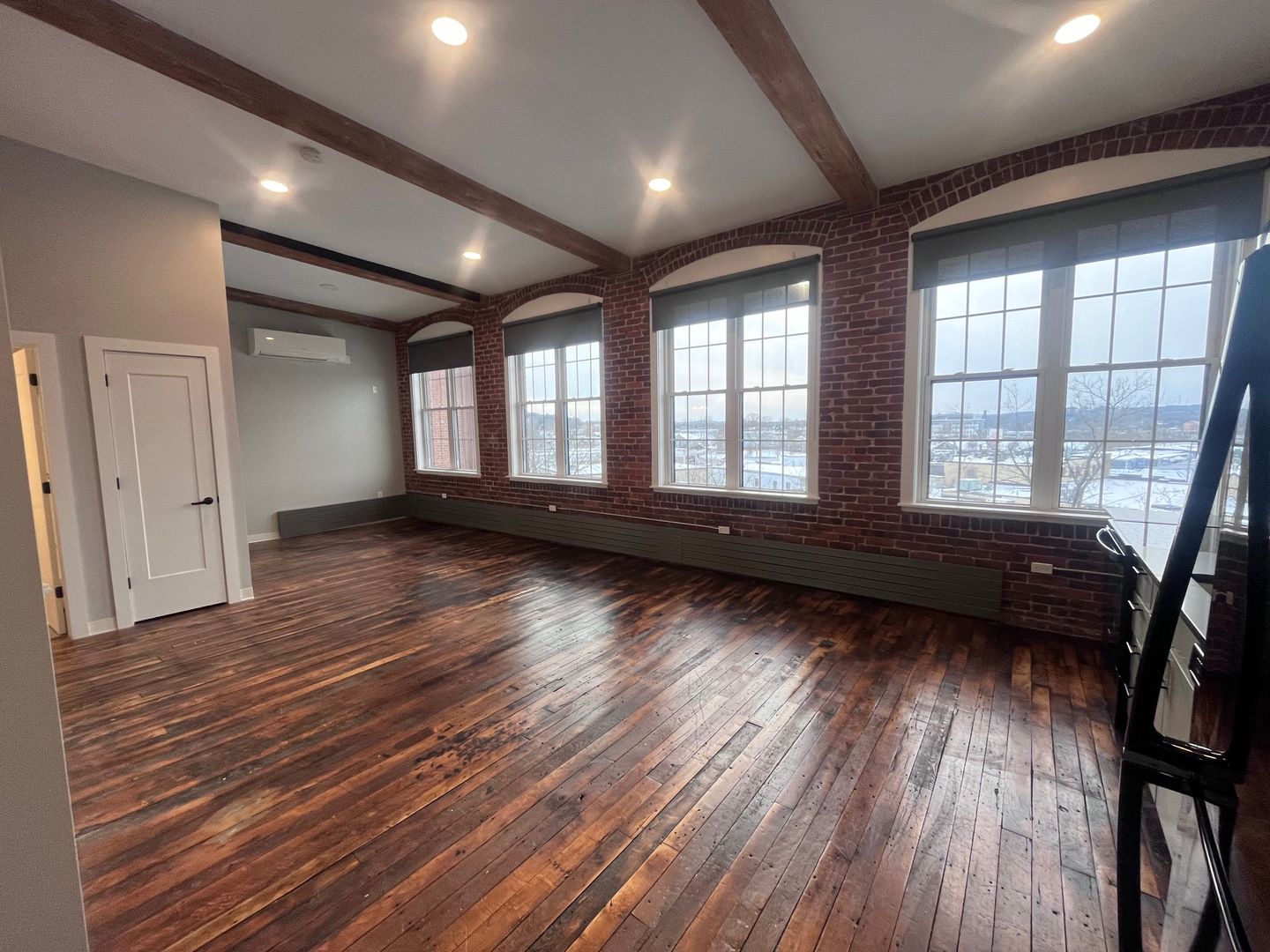 Manchester Apartment: 252 Willow Street