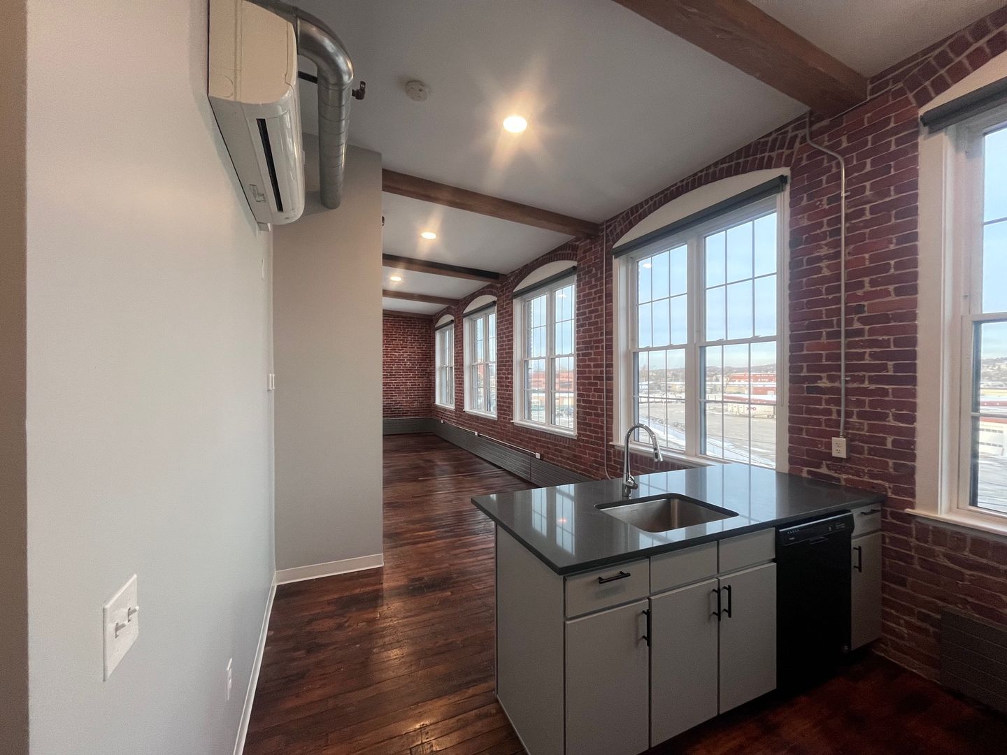 Manchester Apartment: 252 Willow Street