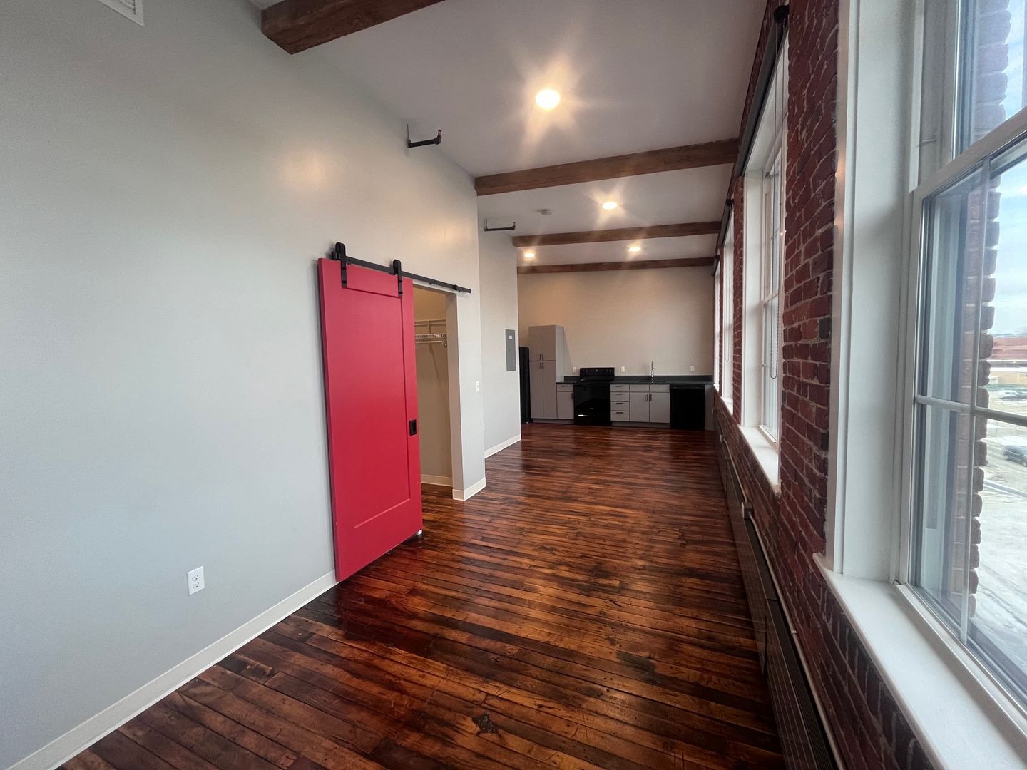 Manchester Apartment: 252 Willow Street