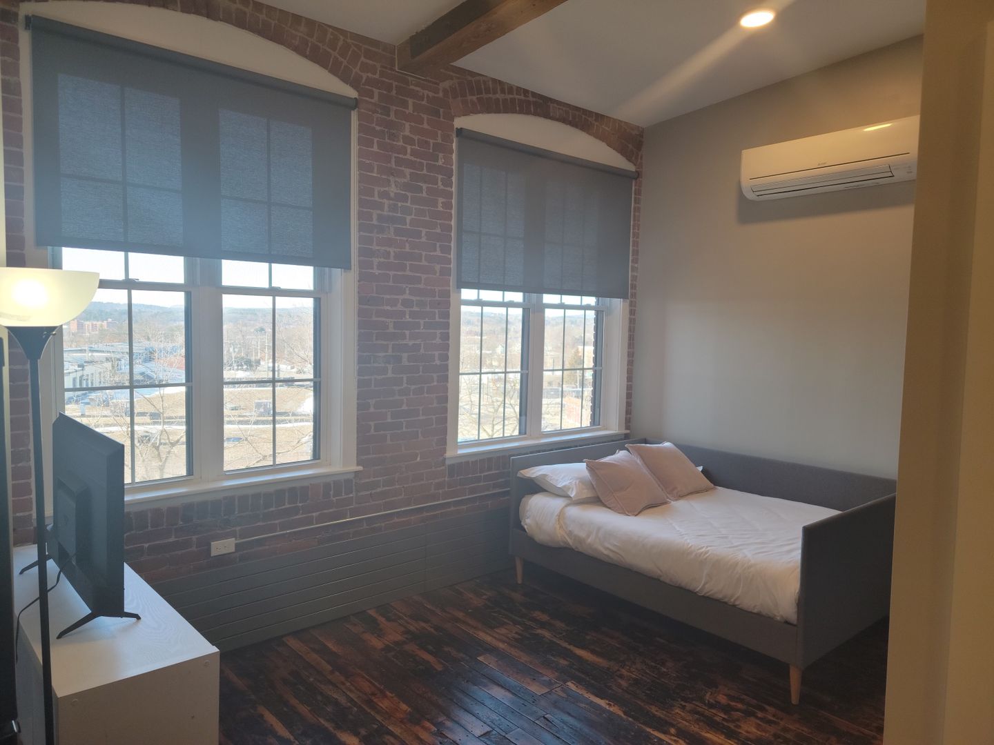 Manchester Apartment: 252 Willow Street