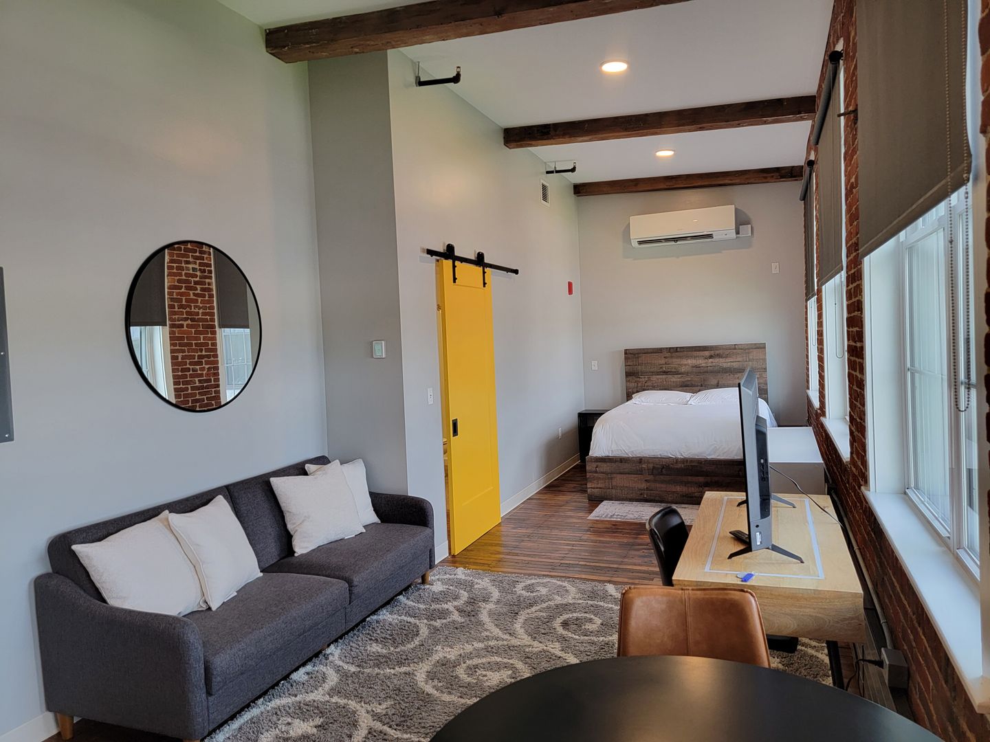 Manchester Apartment: 252 Willow Street