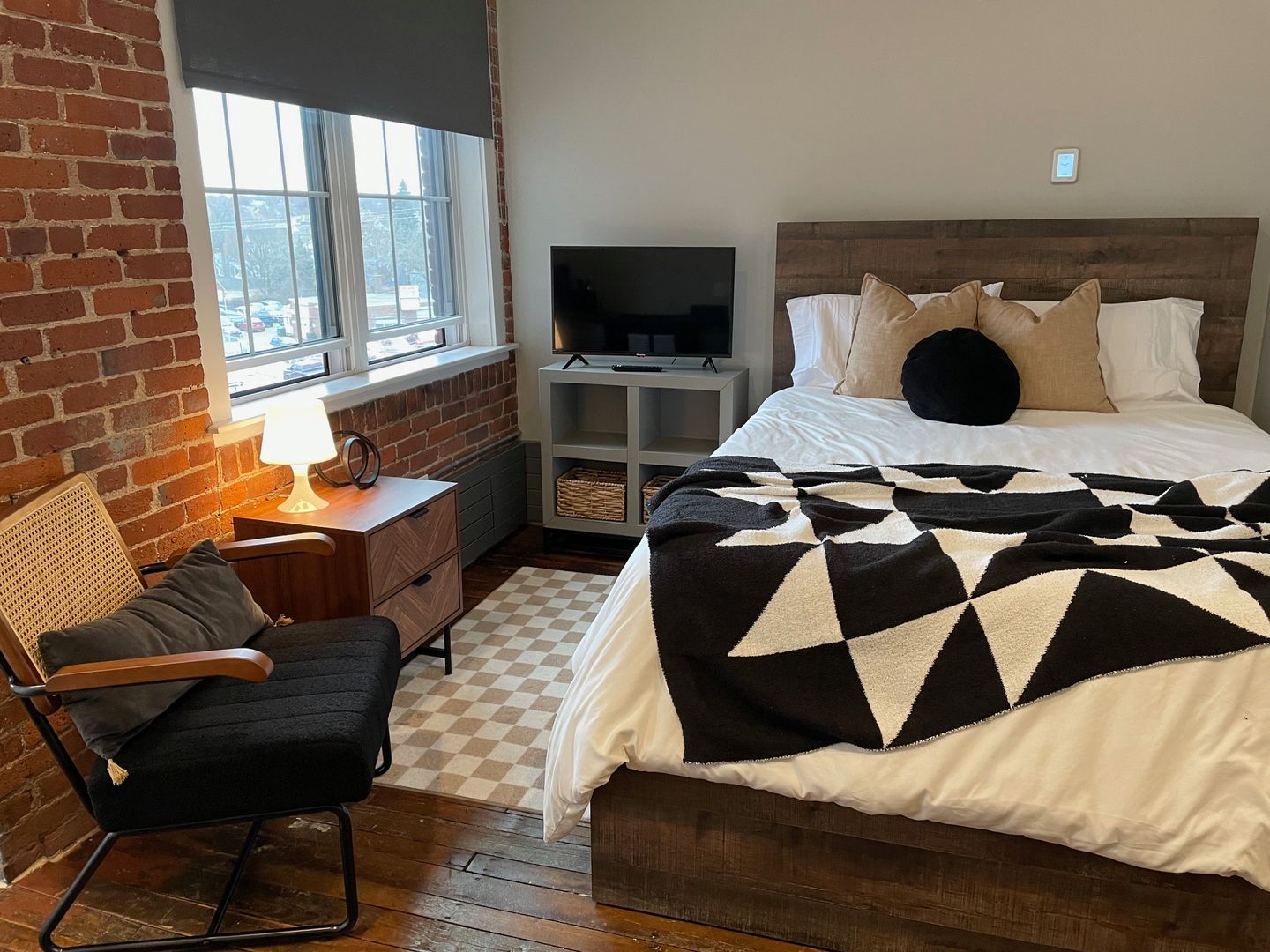 Manchester Apartment: 252 Willow Street