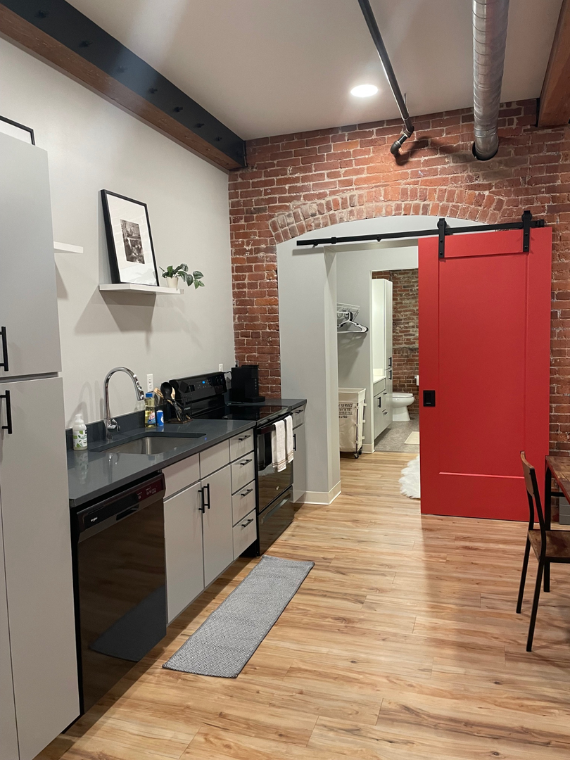 Manchester Apartment: 252 Willow Street