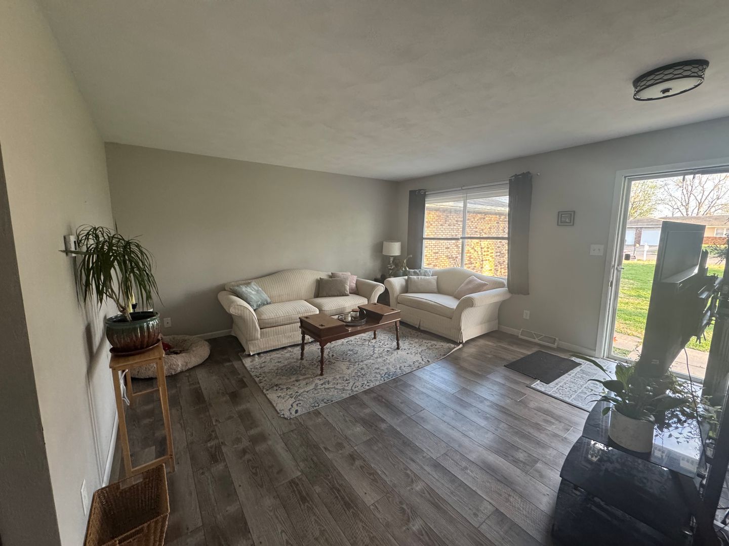 Williamsville Apartment: 401 E. Jones St.