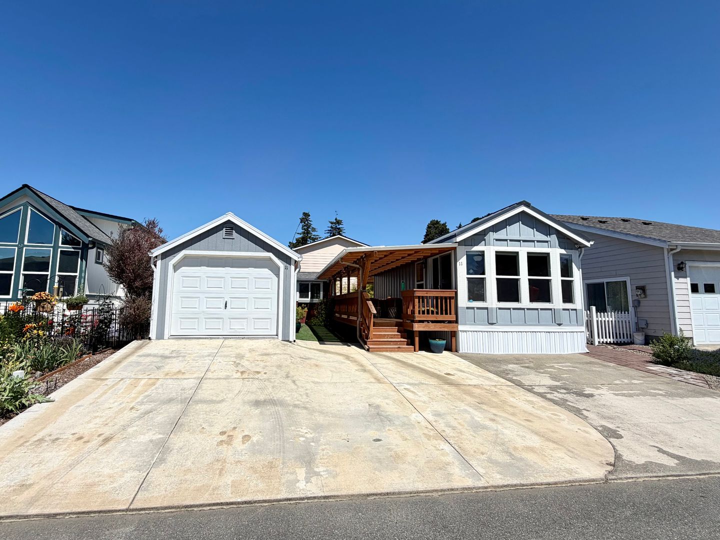 Lakeside House: 11 Pond Lane