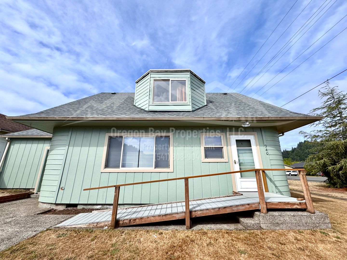 Reedsport Apartment: 920 Winchester Ave