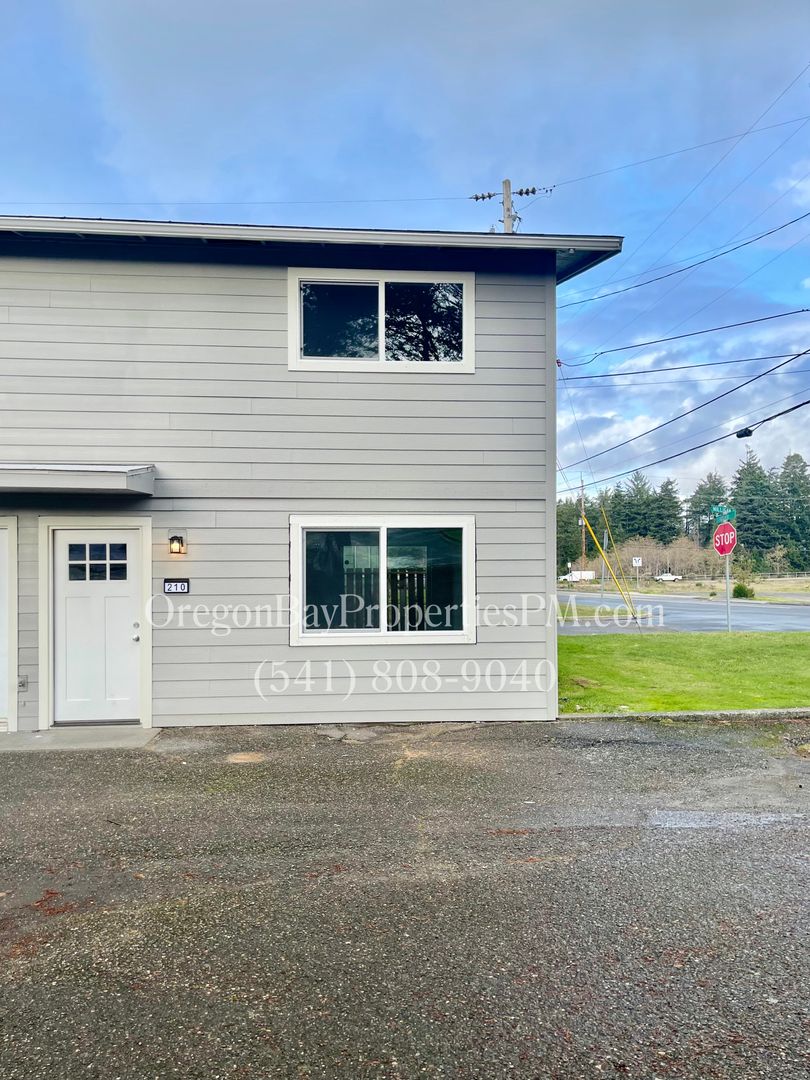 Coos Bay Apartment: 212 LaClair St