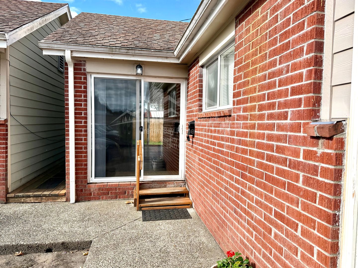 Reedsport Apartment: 920 Winchester Ave