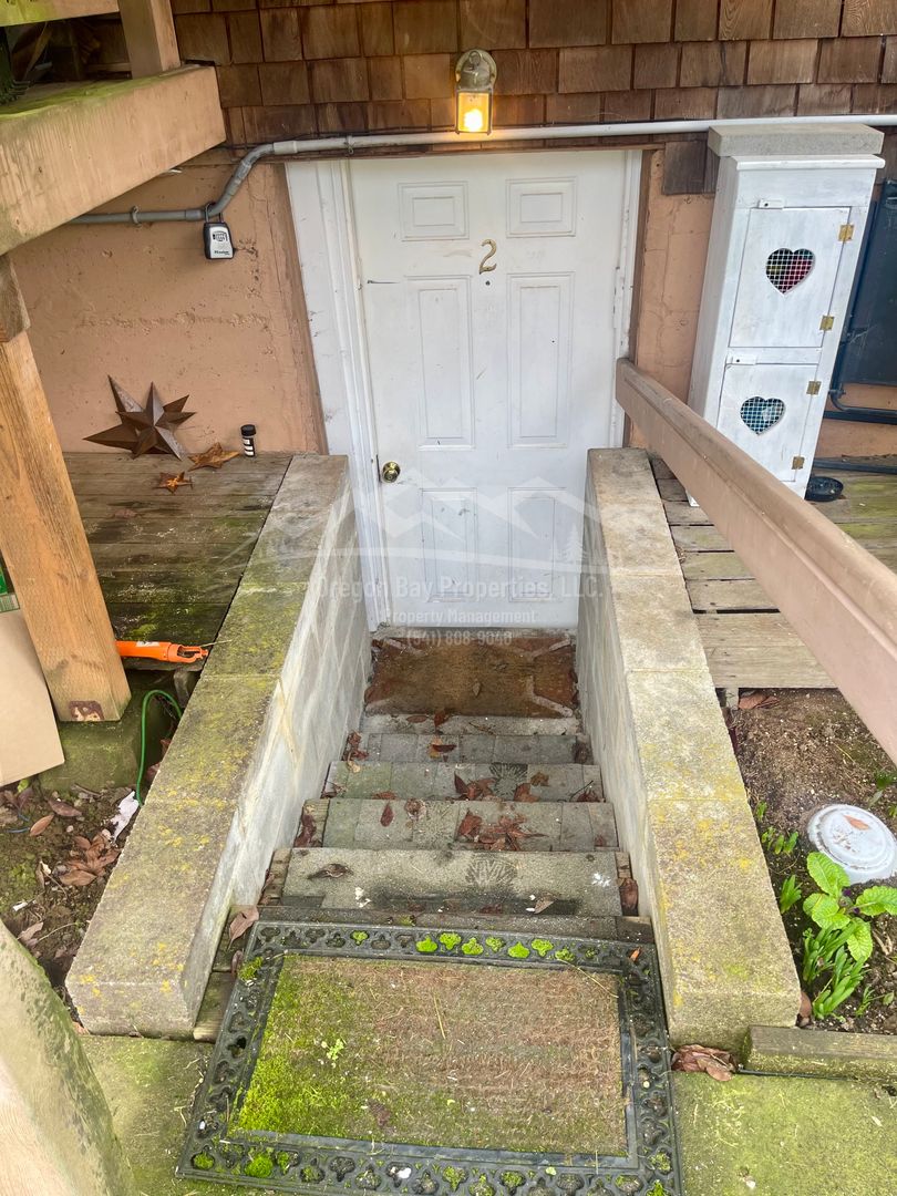 Coquille Apartment: 310 N. Dean St