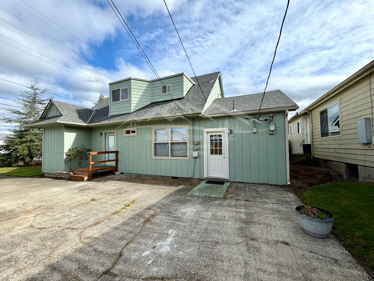 Reedsport Apartment: 920 Winchester Ave