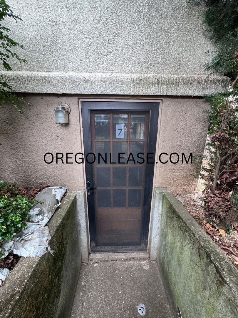 Eugene Apartment: 1223 Ferry st #7