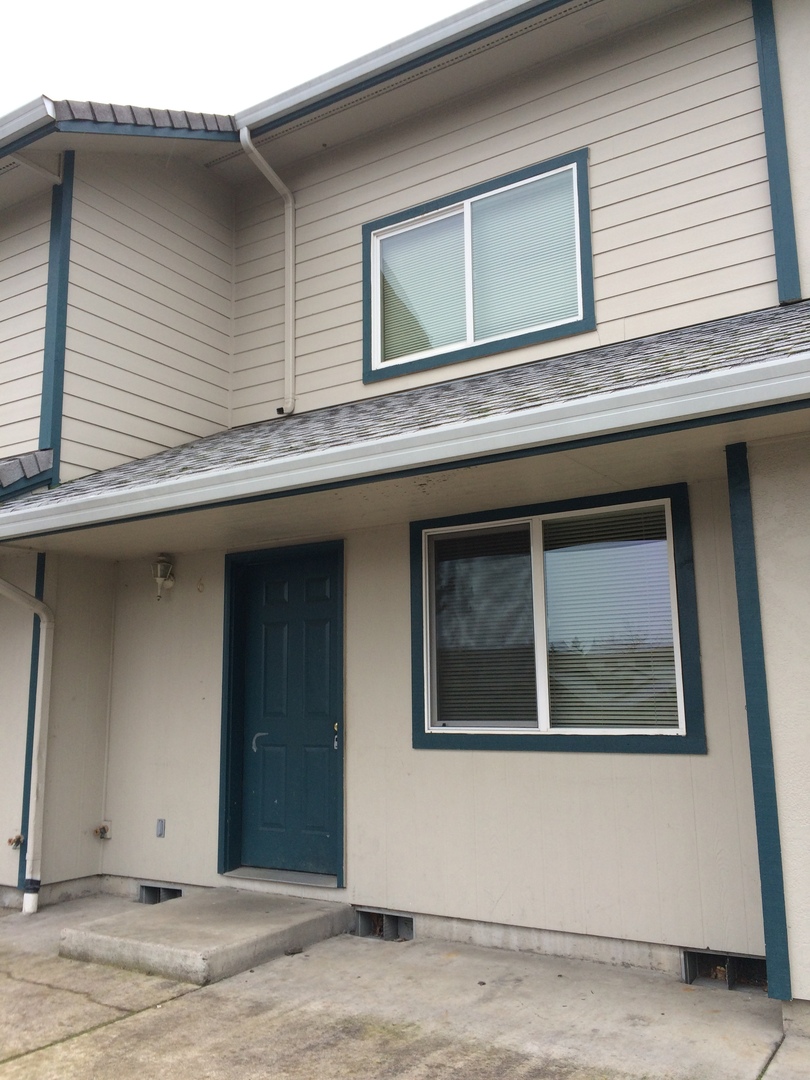 Springfield Apartment: 270 s 41st place #6