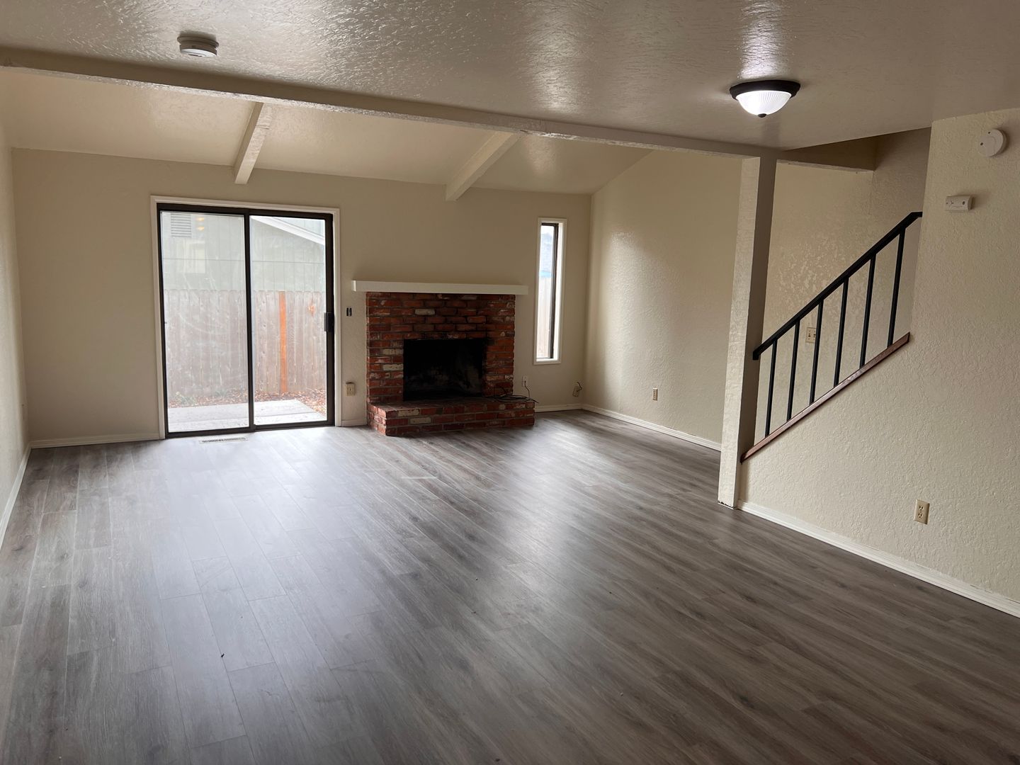 Springfield Apartment: 317 S 40th Pl