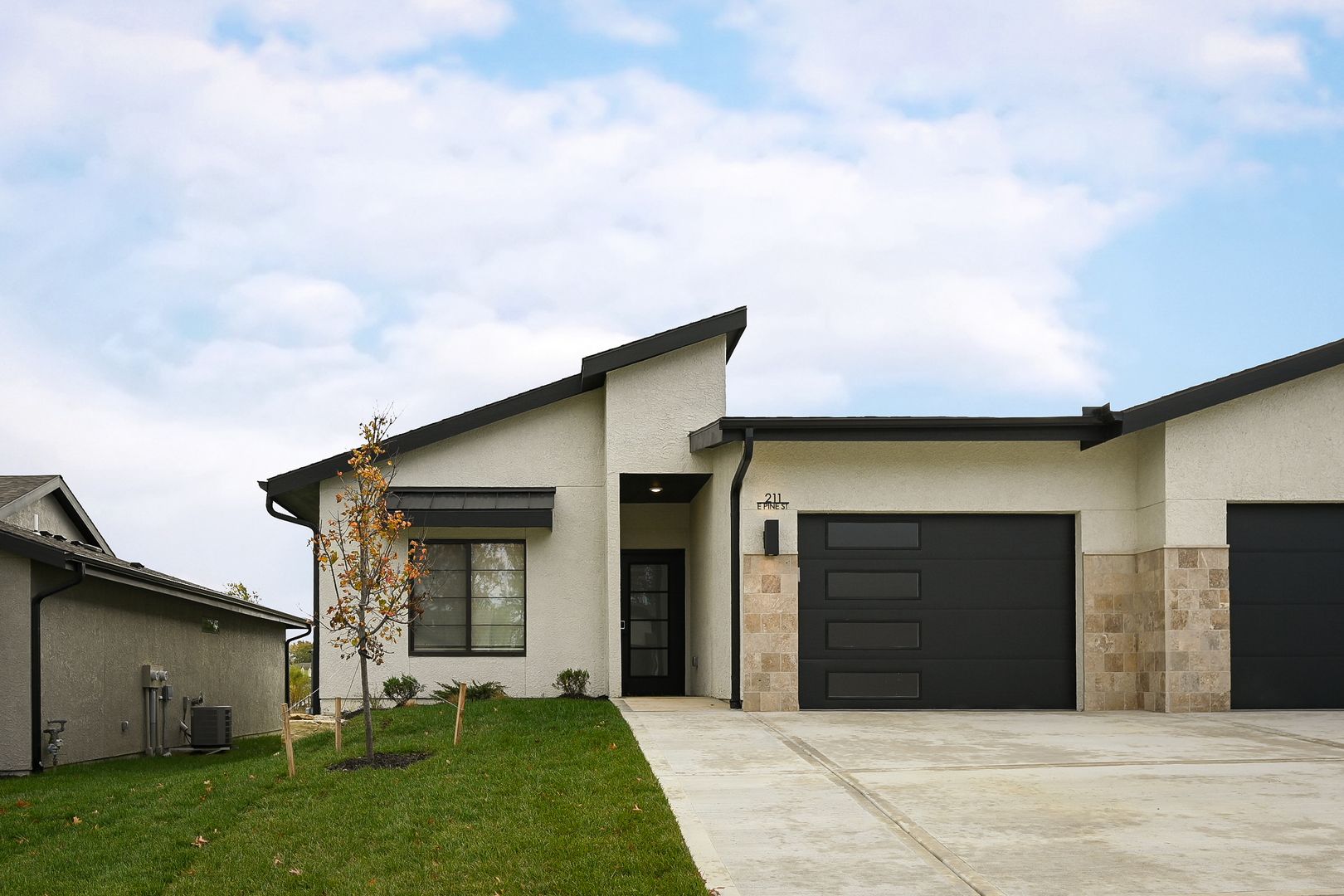 Raymore Townhome: 223 E. Pine St