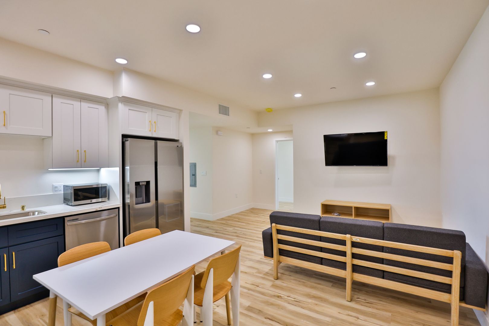 Los Angeles Apartment: 1421 W Adams Blvd