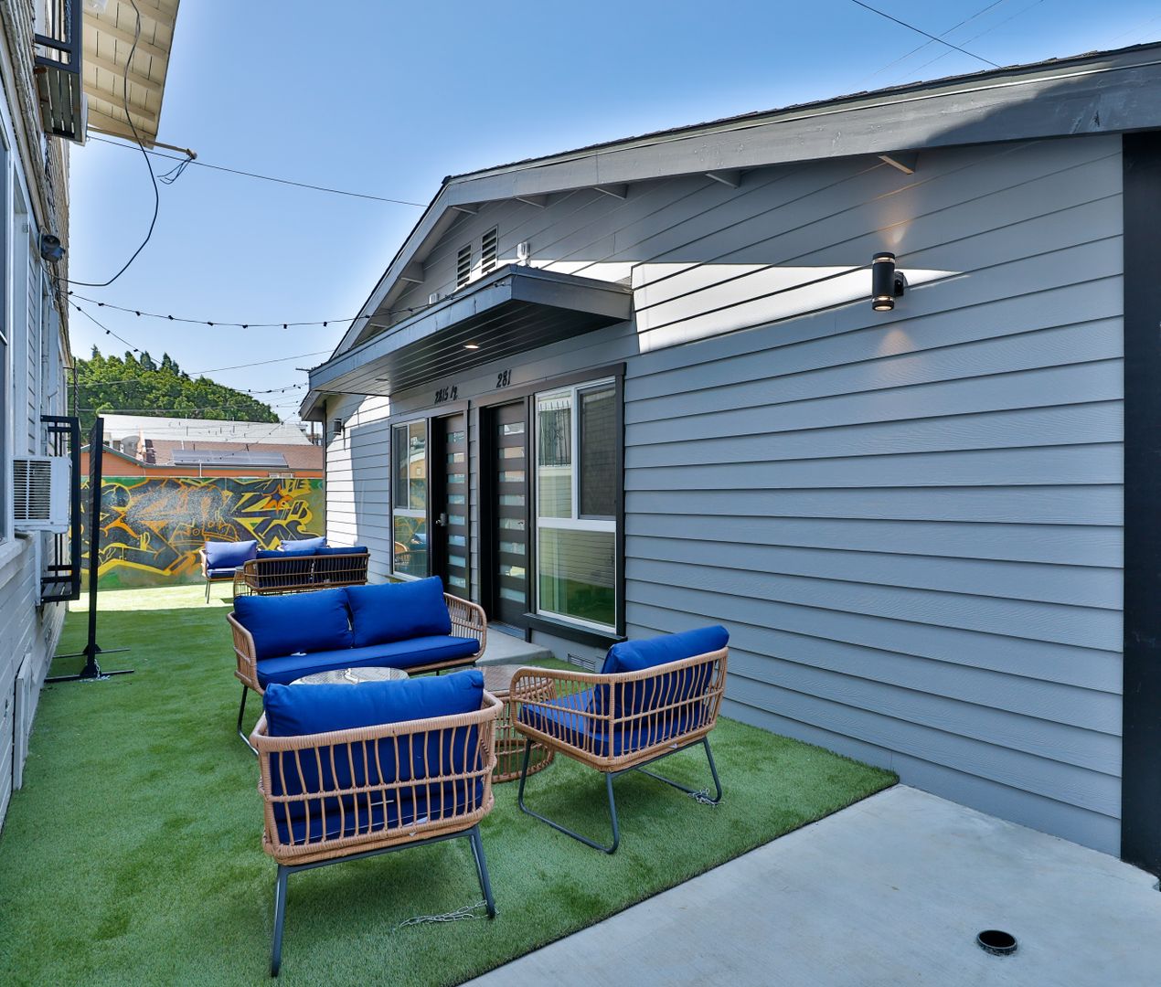 Los Angeles Apartment: 2811 Menlo Ave