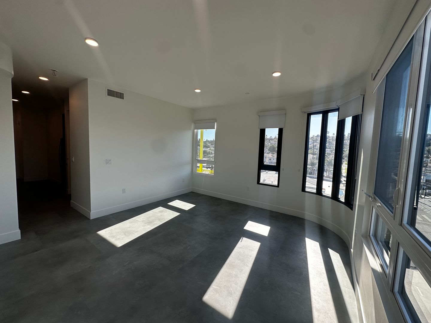 Los Angeles Apartment: 3450 W 43rd St