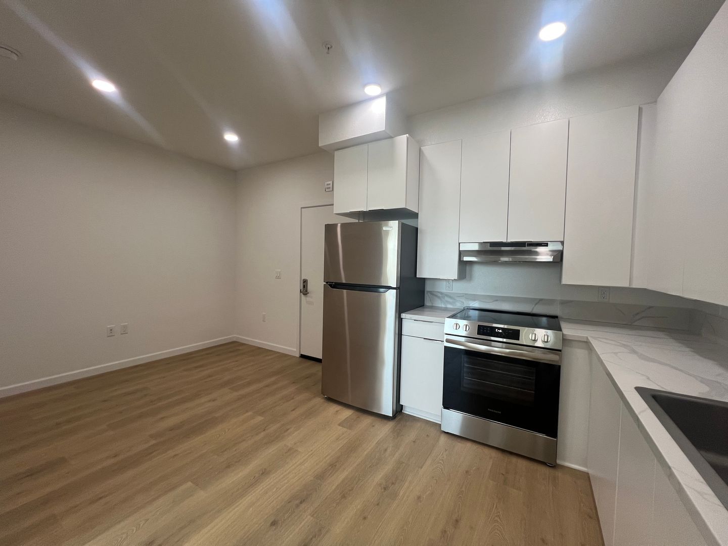 Los Angeles Apartment: 2900 S Orange Dr