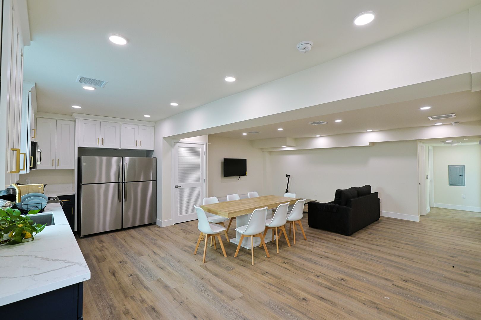 Los Angeles Apartment: 1118 W 37th Dr