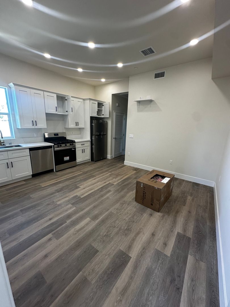 Los Angeles Apartment: 1015 21st St