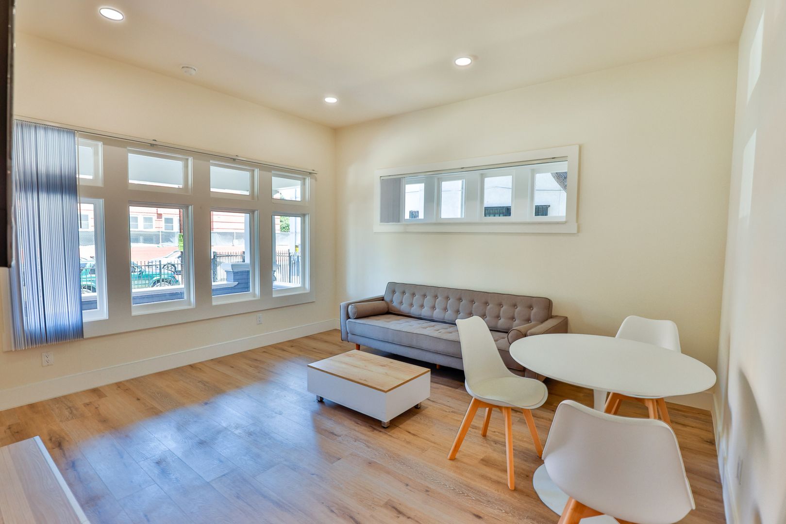 Los Angeles Apartment: 1426 W 27th St