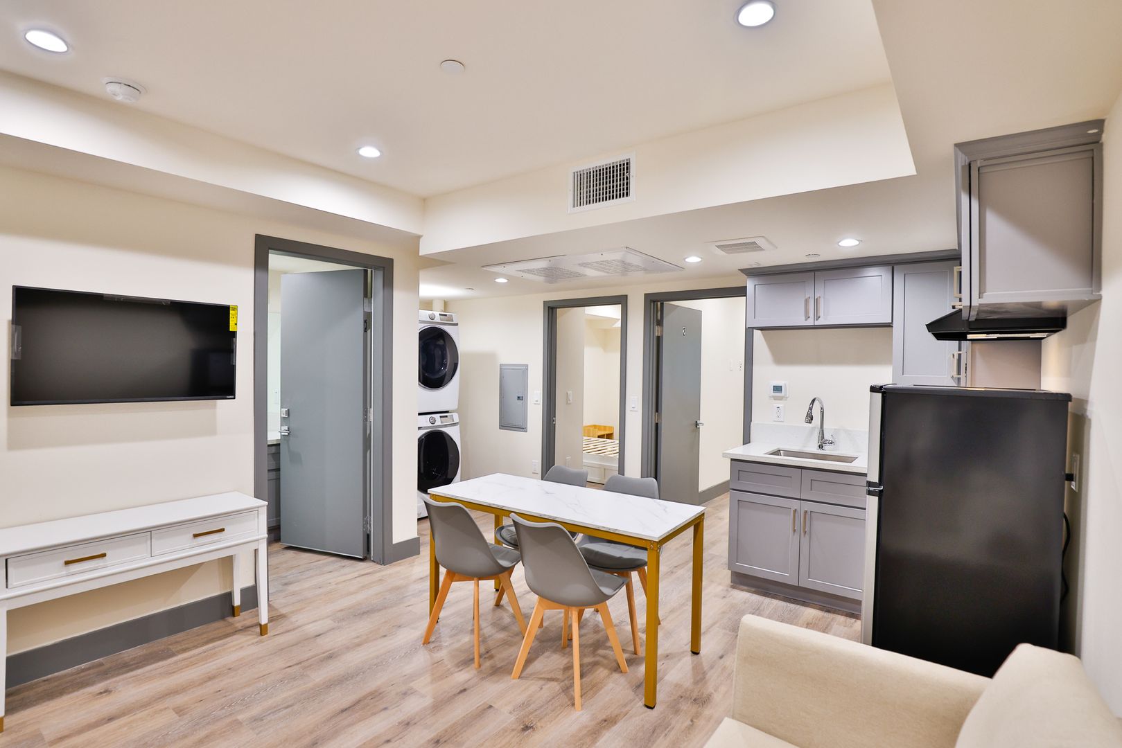 Los Angeles Apartment: 1180 W 37th Pl