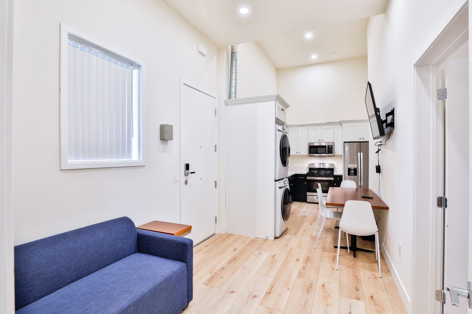 Los Angeles Apartment: 1073 Exposition Blvd